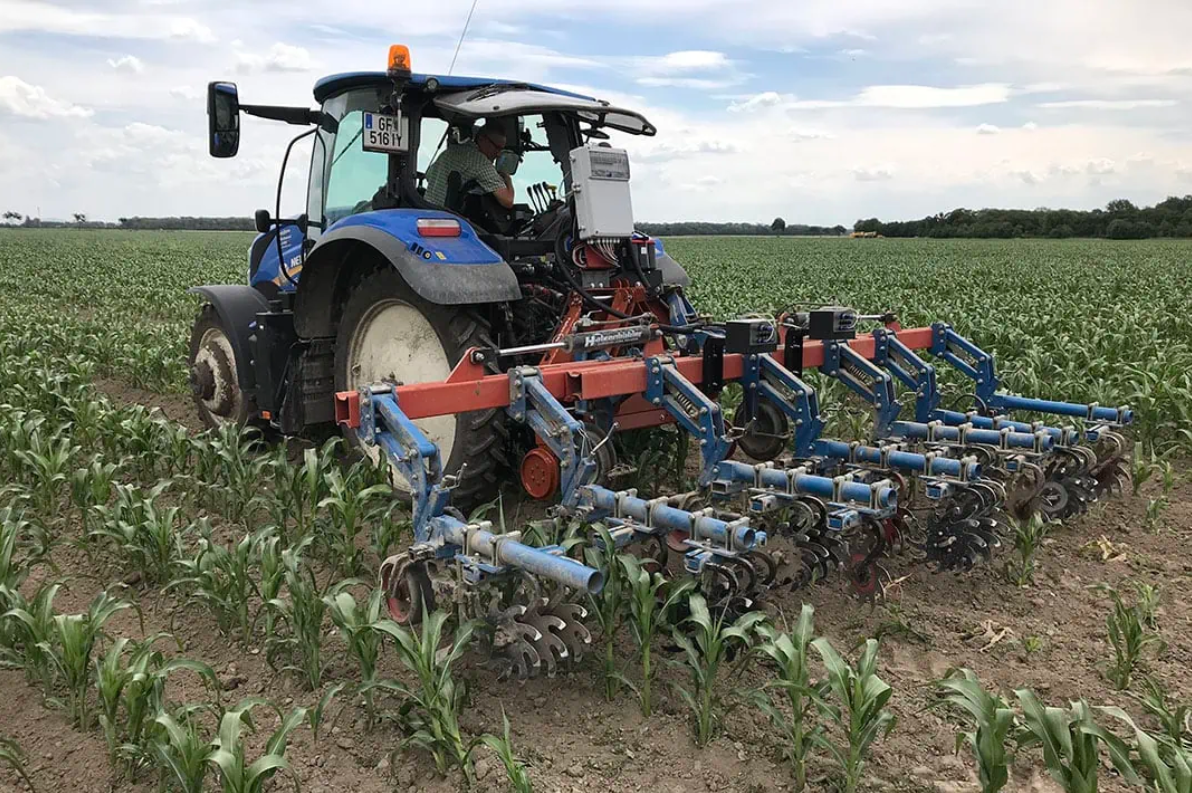 新型奥地利侧移架 多达6行的锄草机新型奥地利侧移架